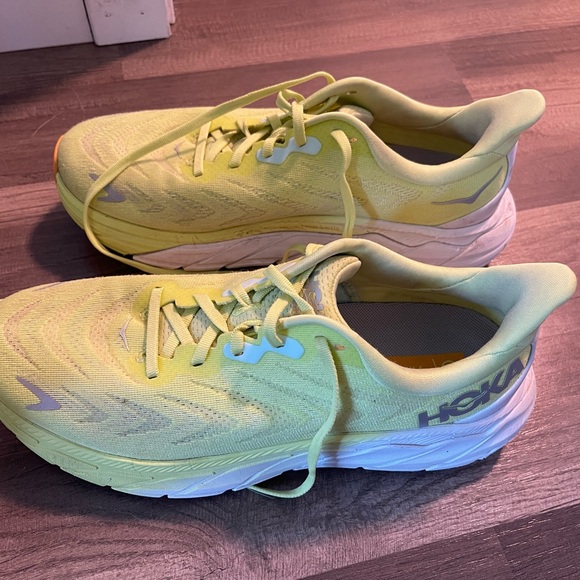 Hoka one one women’s arahi 6 running sneakers - Picture 3 of 10